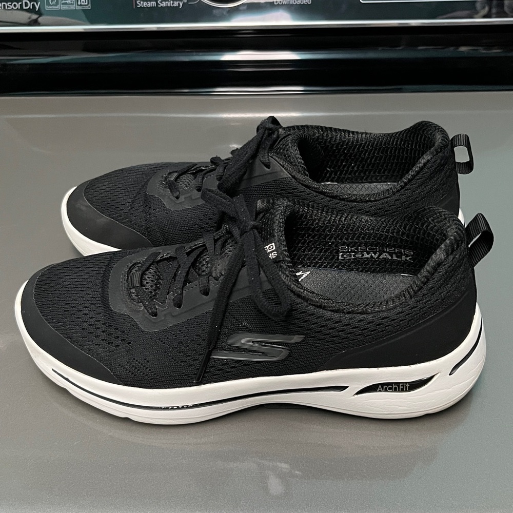 Skechers Go Walk Arch Fit Athletic Sneakers size 8.5